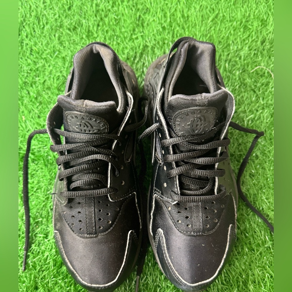 Nike Air Huarache
Triple Black (Women's) Size 6.5
Men’s‎ can fit Size 5